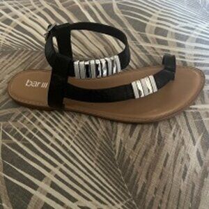 Bar lll Black Toe-Ring Thong Sandals/Silver Color Accents on Straps Size 11